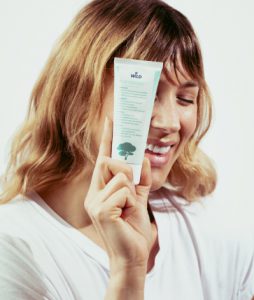 Person mit der Tebodont-F Zahnpaste in der Hand.