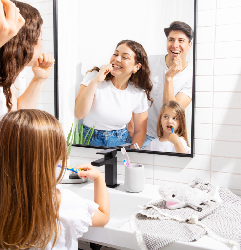 Familie, die sich die Zähne putzt.