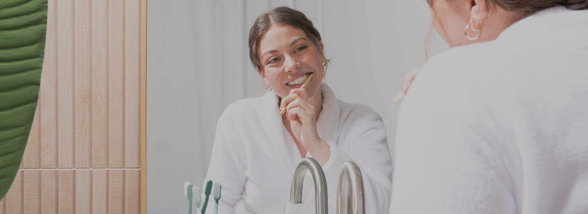 Dame, welche sich die Zähne mit der EMOFORM Diamond Zahnpaste putzt.