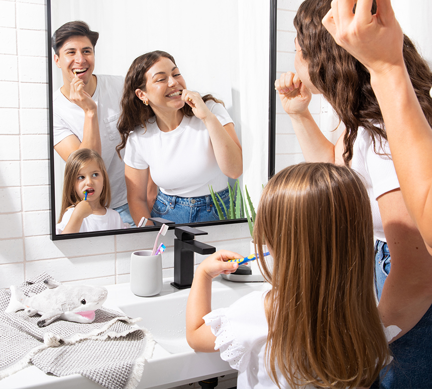 Familie, welche zur effektiven Vorbeugung von Karies und Stärkung des Zahnschmelzes ihre Zähne putzen.