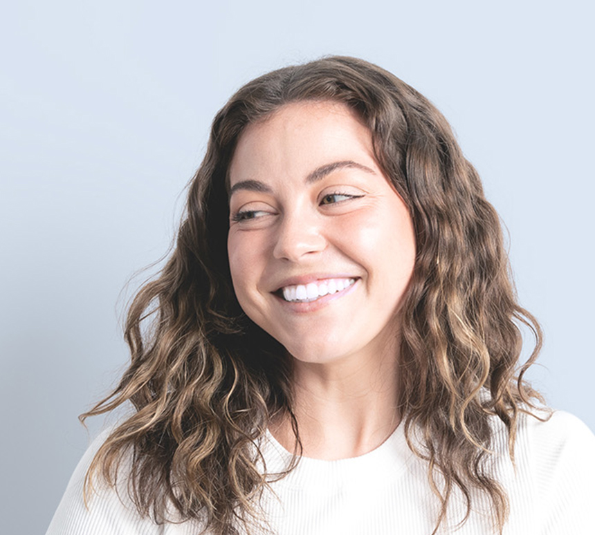 Person mit strahlend weissen Zähne erzielt mit einem Whitening Effekt ganz ohne Chemie.