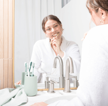 Dame, welche sich die Zähne mit der EMOFORM Diamond Zahnpaste putzt.